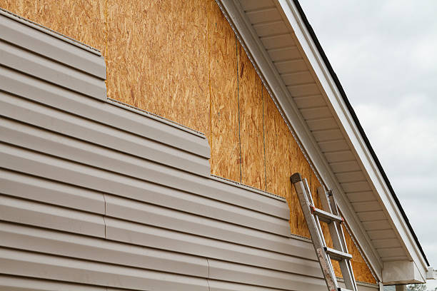 Professional Vinyl Siding technician working in Lynnwood, WA